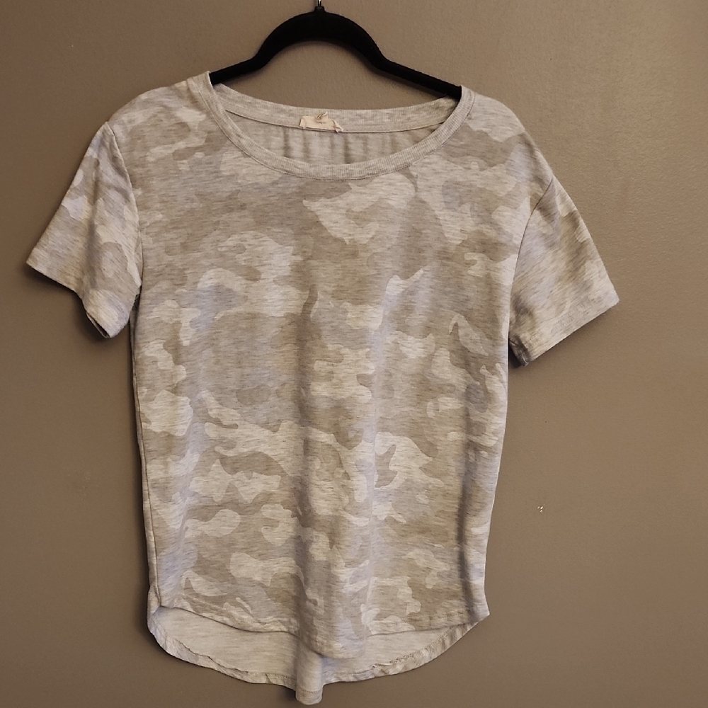 Jane and Delancey Light Gray Camo Short Sleeve Top